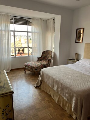 3 habitaciones, tabla de planchar con plancha, wifi y ropa de cama 