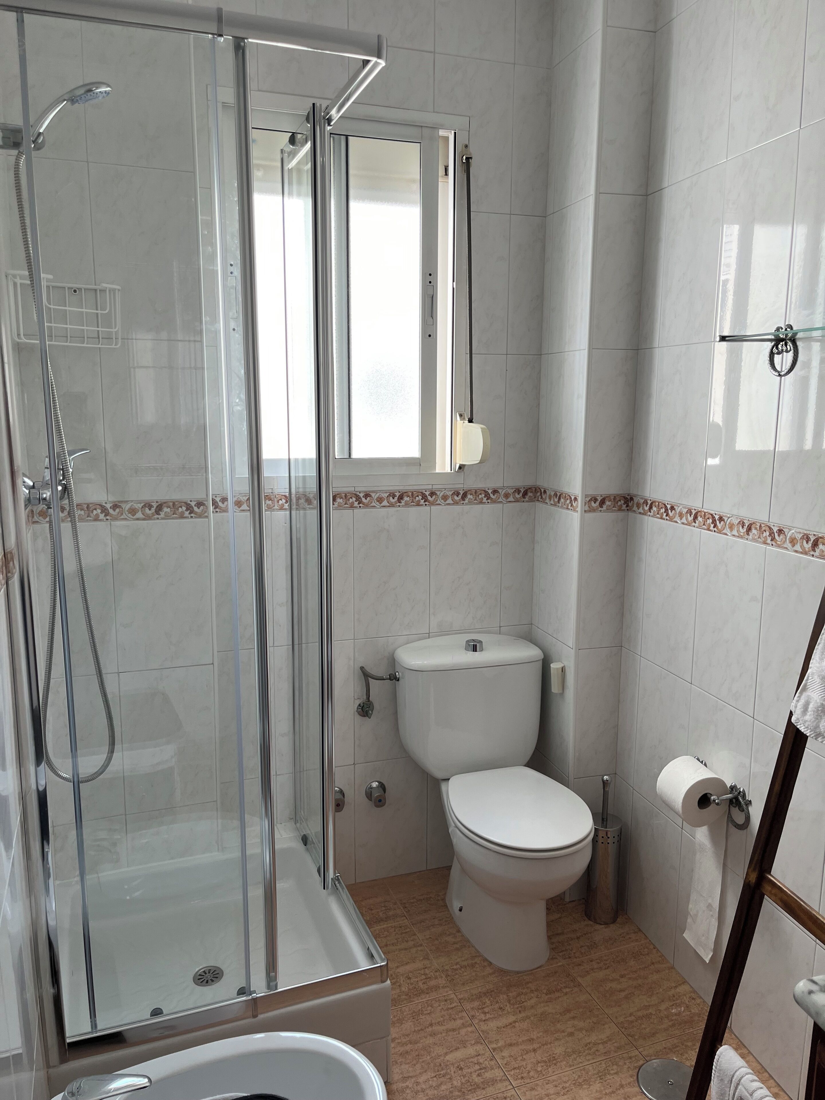 Douche, sèche-cheveux, bidet, serviettes fournies