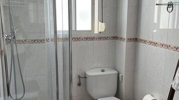 Douche, sèche-cheveux, bidet, serviettes fournies