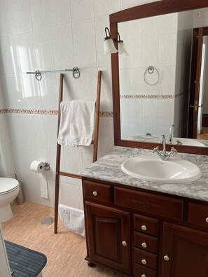 Ducha, secador de pelo, bidet, toallas