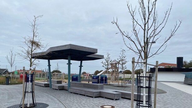 A playground with a covered seating area, play structures, and a paved surface. - Maisonette-wohnung mit Schönem Balkon in Deichnähe (Friedrichskoog)