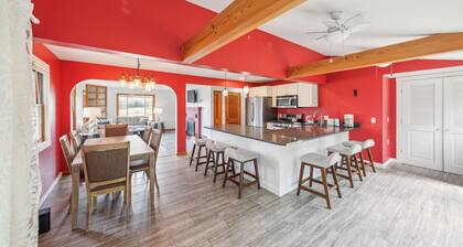 Stowe Retreat (Mountain Views & Fenced Backyard) by RedAwning