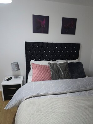1 bedroom, iron/ironing board, WiFi, bed sheets - Emerald Apartments with A* star Proximity near all amenities. Pet friendly. (London)