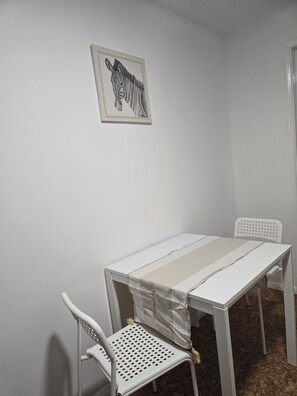 Dining - Emerald Apartments with A* star Proximity near all amenities. Pet friendly. (London)