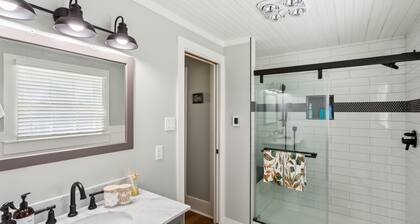 Charming Downtown McCloud Retreat by RedAwning