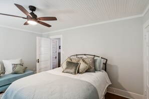 2 bedrooms, travel cot, WiFi, bed sheets - Charming Downtown McCloud Retreat by RedAwning (McCloud)