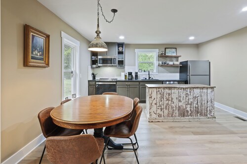 Charming 4-bedroom farmhouse in brilliant Roseland / The Hen House