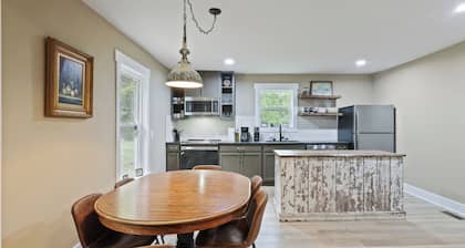 Charming 4-bedroom farmhouse in brilliant Roseland / The Hen House