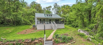 Charming 4-bedroom farmhouse in brilliant Roseland / The Hen House