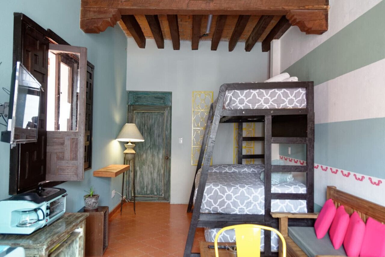 1 habitación, tabla de planchar con plancha, wifi y ropa de cama 