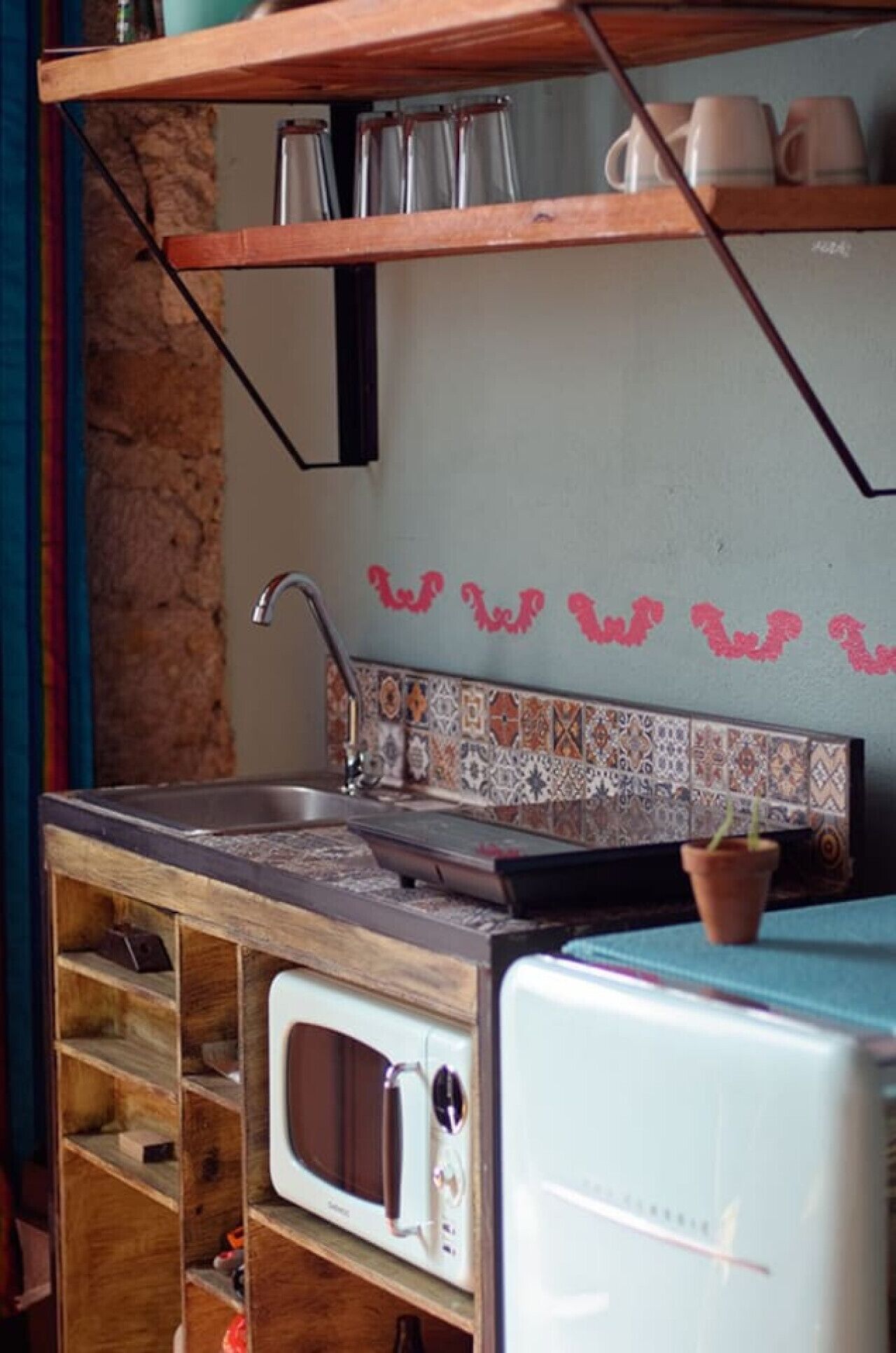 Kühlschrank, Mikrowelle, Herdplatte, Wasserkocher mit Kaffee-/Teezubehör