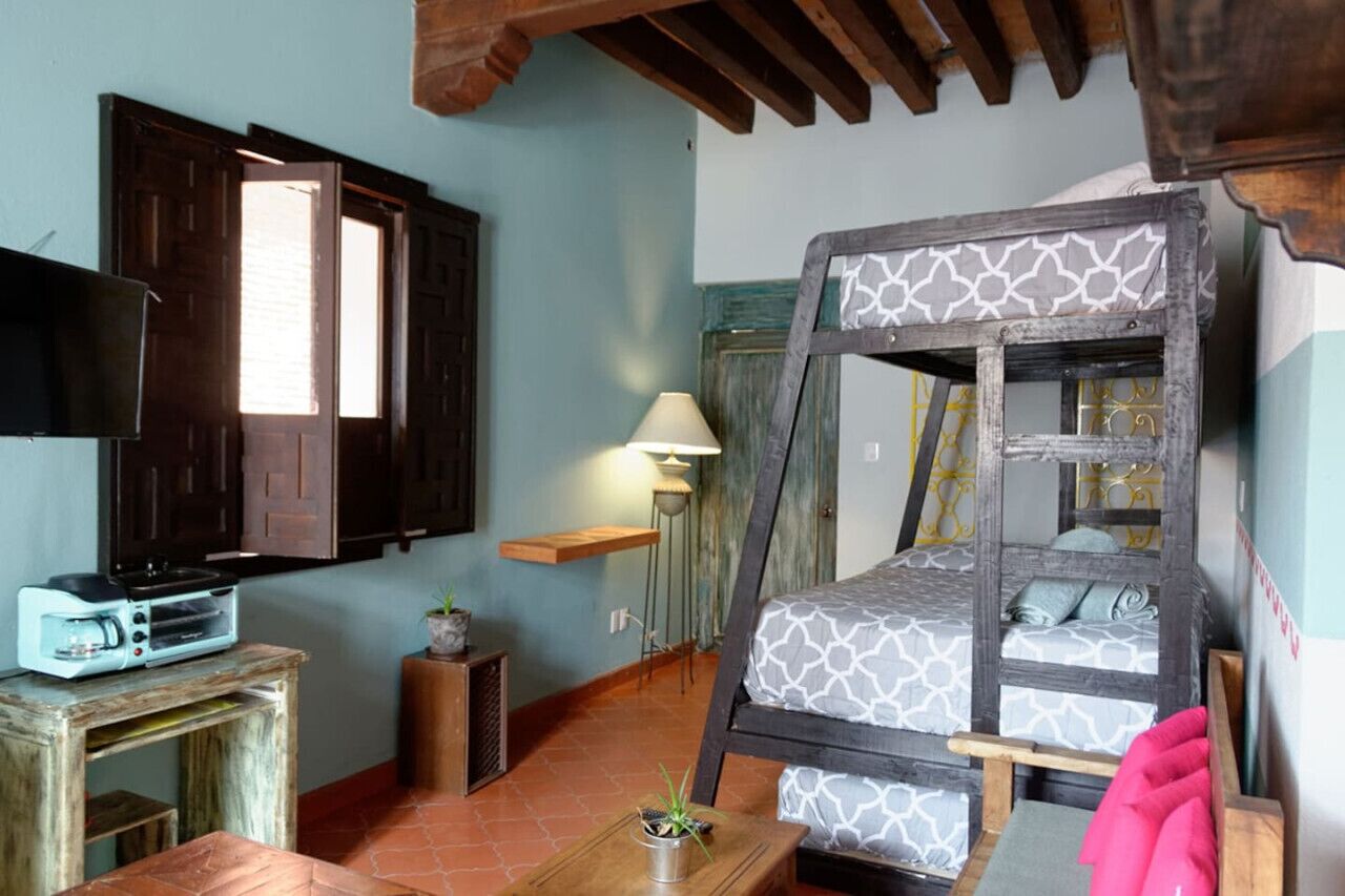 1 habitación, tabla de planchar con plancha, wifi y ropa de cama 