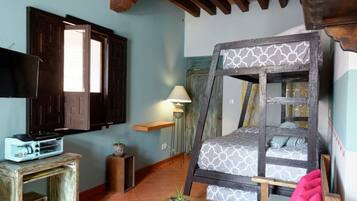 1 habitación, tabla de planchar con plancha, wifi y ropa de cama