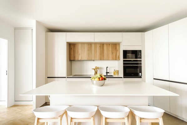 Kühlschrank, Mikrowelle, Ofen, Herdplatte