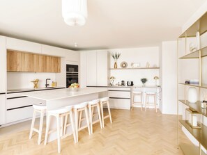 Fridge, microwave, oven, stovetop - Appart. Victoria(sleeps 7, 2 parking spaces)- Les Demoiselles à Versailles (Versailles)