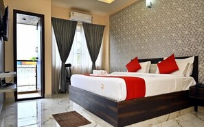 Desk, laptop workspace, soundproofing, iron/ironing board - Aura By Agira Hotels (Bengaluru)