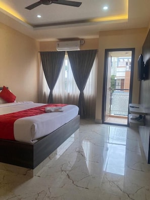 Desk, laptop workspace, soundproofing, iron/ironing board - Aura By Agira Hotels (Bengaluru)