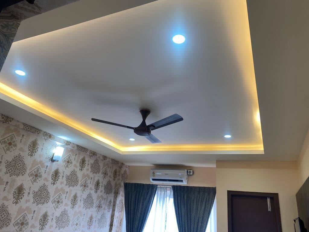 A room with a ceiling fan, recessed lighting, patterned wallpaper, and an air conditioning unit.