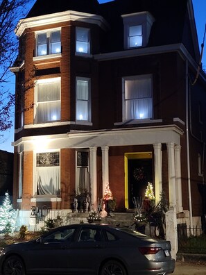 Exterior - Five mins to EVERYTHING! Fabulous roomy studio--Louisville Kentucky (Louisville)