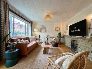 Ein gemütliches Wohnzimmer mit einer Couch, einem Couchtisch und einem Kamin.