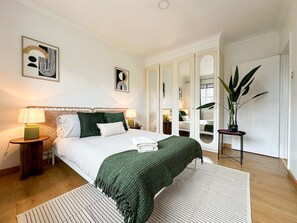 3 chambres, fer et planche à repasser, accès au Wi-Fi (inclus)