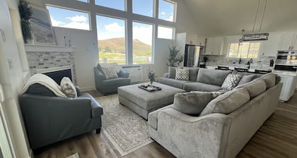 Private Hot Tub and P-ball/B-Ball Court! Ideal Beach Access, and Golf nearby!