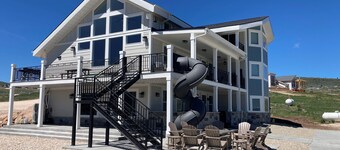 Private Hot Tub and P-ball/B-Ball Court! Ideal Beach Access, and Golf nearby!