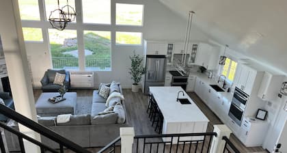 Private Hot Tub and P-ball/B-Ball Court! Ideal Beach Access, and Golf nearby!