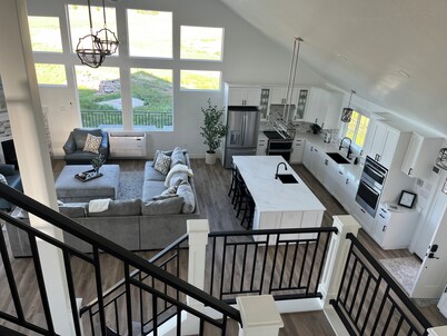 Private Hot Tub and P-ball/B-Ball Court! Ideal Beach Access, and Golf nearby!