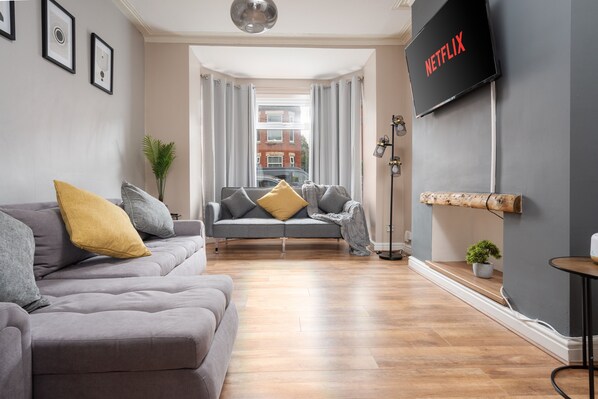 TV, ping pong - Modern & Spacious | Pool Table | Free Parking! (Greater Manchester)