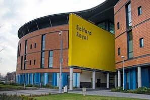 Exterior - Modern & Spacious | Pool Table | Free Parking! (Greater Manchester)