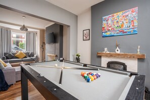 Games room - Modern & Spacious | Pool Table | Free Parking! (Greater Manchester)