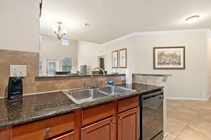 Kylskåp, mikrovågsugn, ugn och spishäll