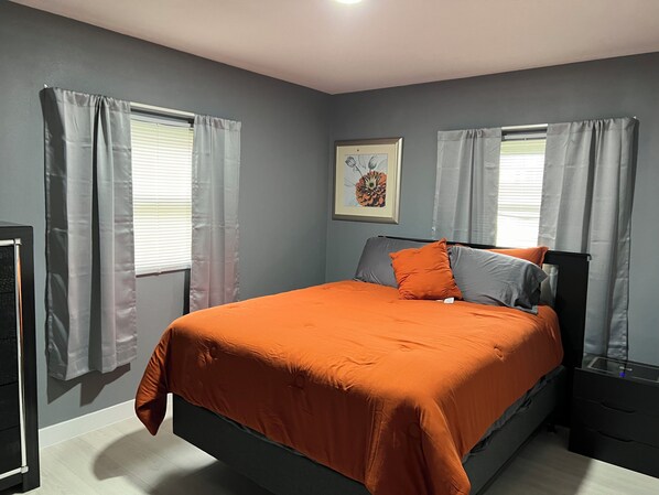 3 室のベッドルーム、アイロン / アイロン台、WiFi (無料)、ベッドシーツ