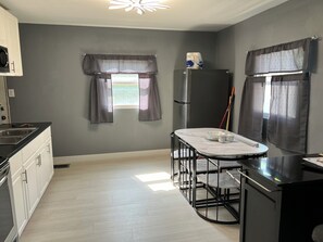 Fridge, microwave, oven, stovetop - 3-bedroom house in charming Cedar Falls with WiFi, AC. Enjoy your stay (Cedar Falls)