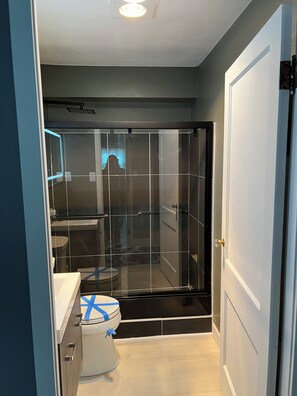 シャワー、タオル、石鹸、トイレットペーパー