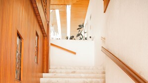 A staircase with white marble steps and wooden paneling on the walls. - Violeta Hotel Boutique (Tepatitlan de Morelos)