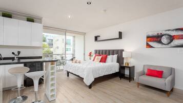 Habitación doble estándar | Ropa de cama de alta calidad y caja de seguridad en la habitación