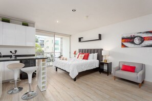 Habitación doble estándar | Ropa de cama de alta calidad y caja de seguridad en la habitación