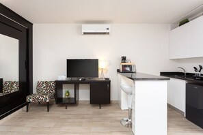 Habitación estándar doble | Ropa de cama de alta calidad, caja fuerte, decoración individual