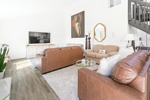 Smart TV, fireplace, video games - Marvelous Modern Spacious 4-bedroom house  near interstate and Top Golf.  (Omaha)