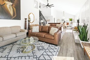 Smart TV, fireplace, video games - Marvelous Modern Spacious 4-bedroom house  near interstate and Top Golf.  (Omaha)