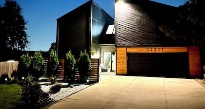 Marvelous Modern Spacious 4-bedroom house near interstate and Top Golf.