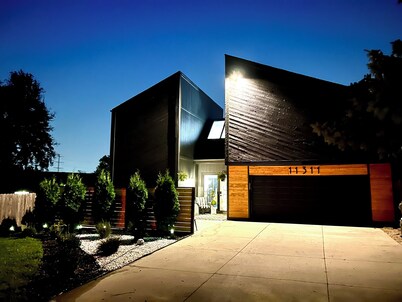 Marvelous Modern Spacious 4-bedroom house  near interstate and Top Golf. 