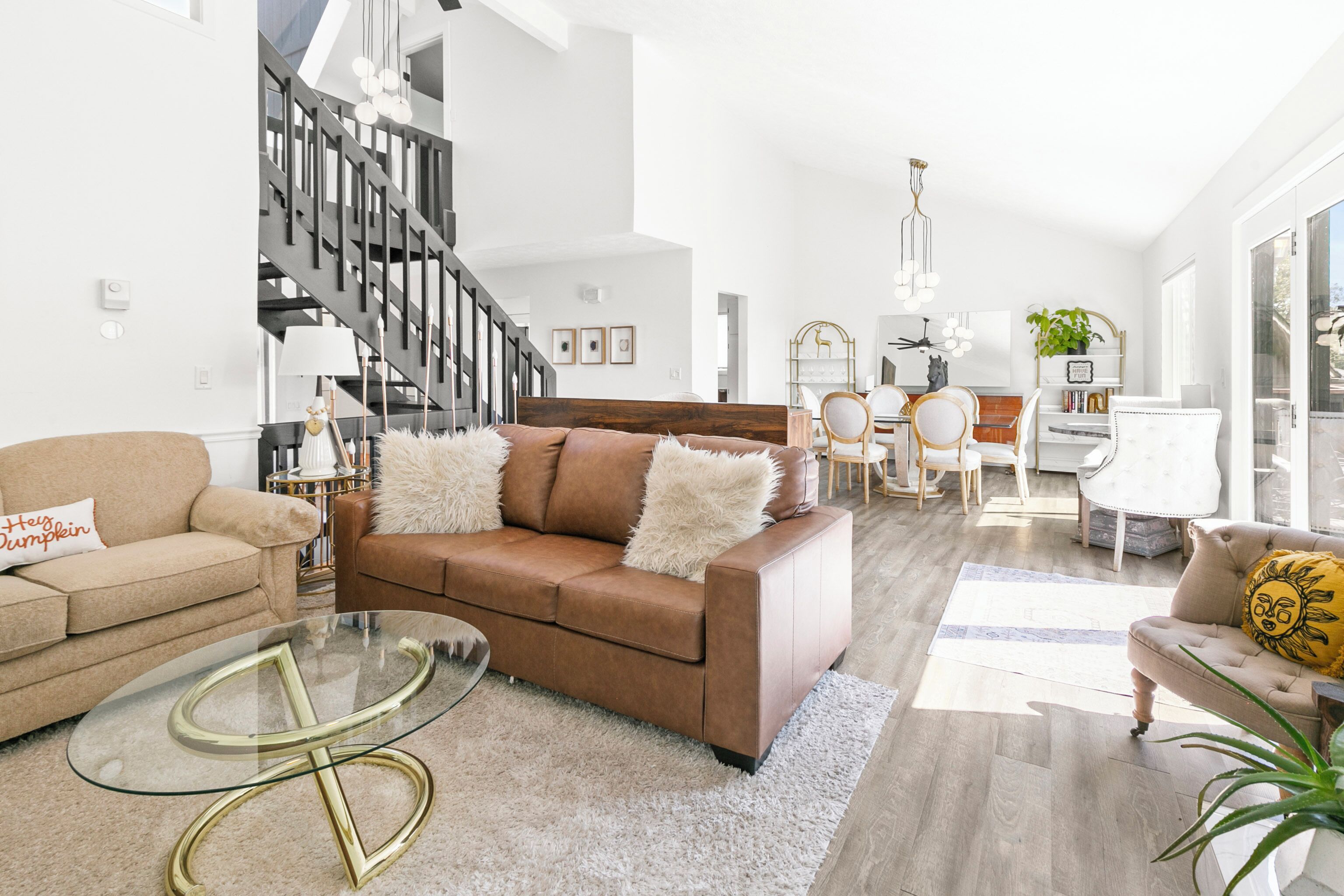 Smart TV, caminetto, videogiochi