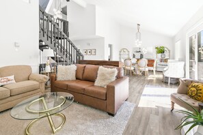 Smart TV, fireplace, video games - Marvelous Modern Spacious 4-bedroom house near interstate and Top Golf. (Omaha)