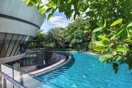 Outdoor pool. Beihai Tuyu Oceanfront Scenic Apartment