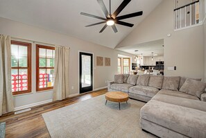 Living area - BayLUXhome Deck FirePit Sleeps12 Kid & Pet Friendly

 (Indianapolis)