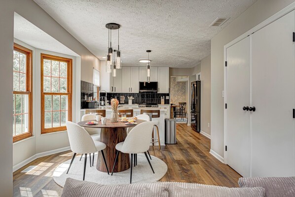 Dining - BayLUXhome Deck FirePit Sleeps12 Kid & Pet Friendly

 (Indianapolis)