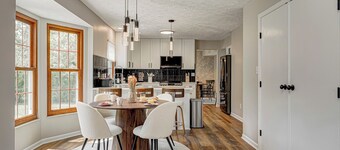 BayLUXhome Deck FirePit Sleeps12 Kid & Pet Friendly

